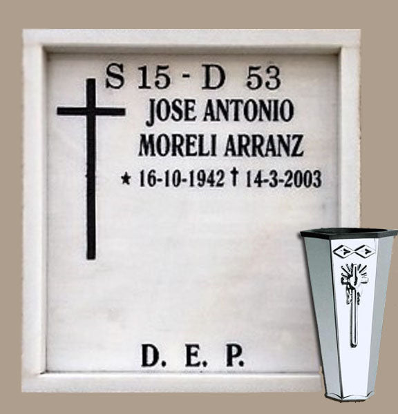 Cruz grabada y búcaro