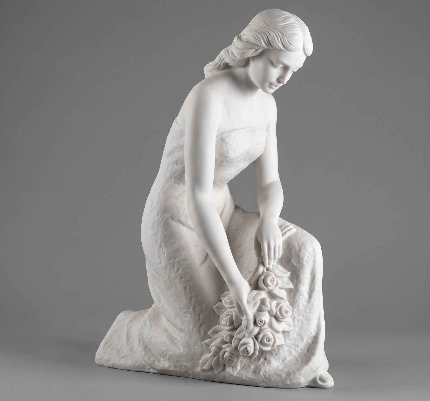 Escultura Joven con Ramo de Flores (81 cm) - Mármol Sintético