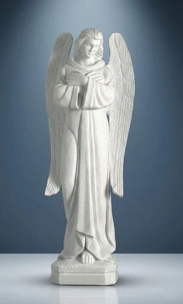 Estatua corpórea de ángel tallada en mármol blanco Macael, realizada artesanalmente. Escultura funeraria de alta calidad para cementerios.
