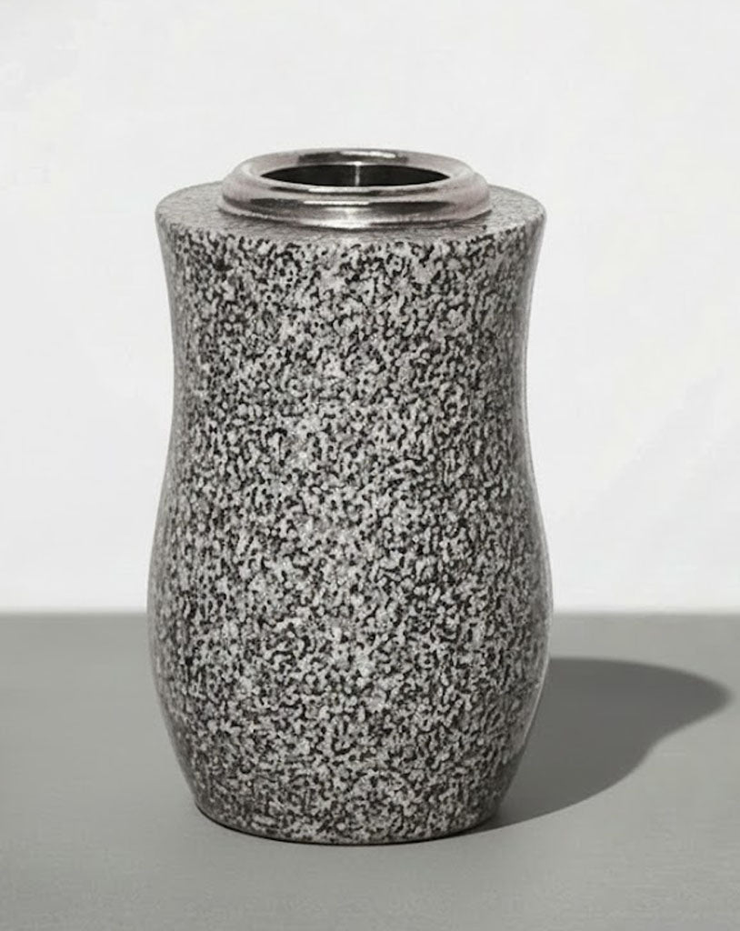 Jarrón de granito JA 0033 para sepulturas, fijación a suelo y medidas 24 x 15 x 15 cm. Incluye depósito de plástico para flores. Producto en stock con entrega inmediata.