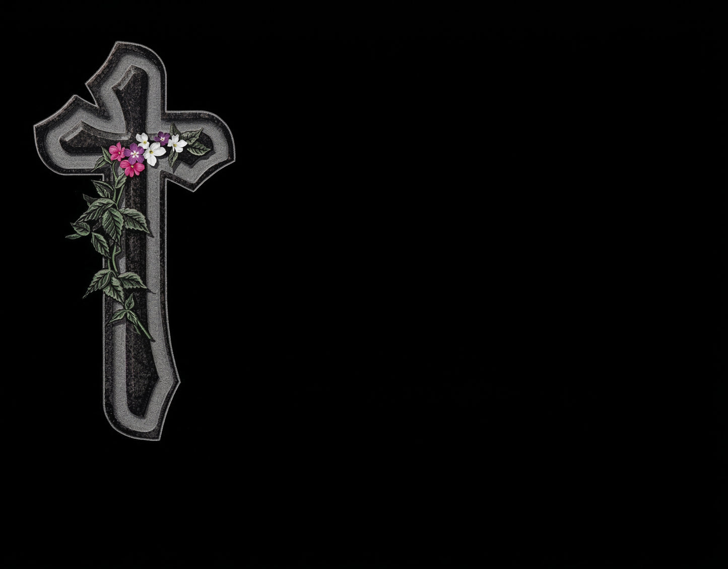 "Lápidas personalizadas con el grabado de cruz con flores. Arte sacro de alta fidelidad en granito negro con tecnología láser HD. 50 años de garantía y respeto."