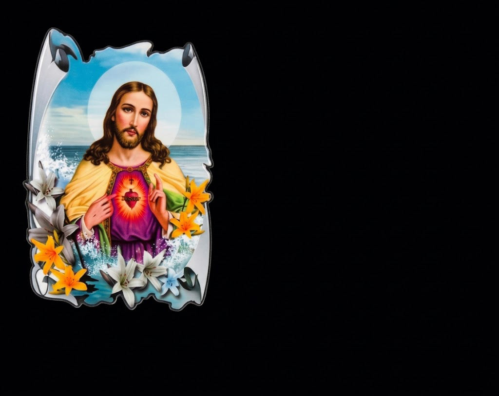 Lápida con imagen del Sagrado Corazón de Jesús en cerámica, realizada en granito de alta calidad. Elegante, personalizable y adecuada para nicho o sepultura.