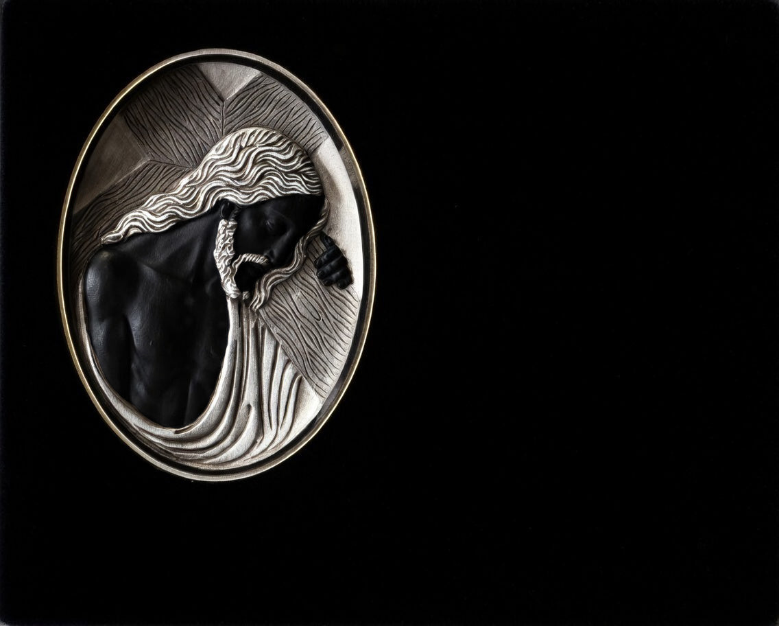 Lápida de nicho en granito negro con imagen de Cristo Nazareno tallada. Trabajo artesanal, gran durabilidad y acabado elegante para cementerios.