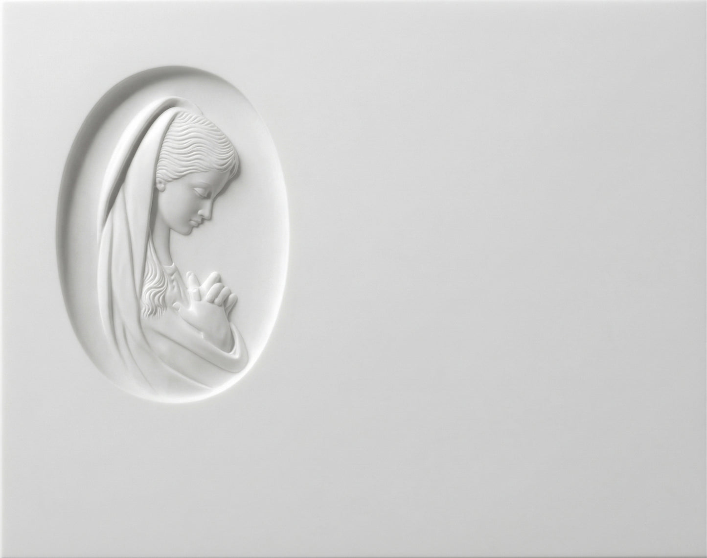 Lápida de nicho con imagen de la Virgen Niña en mármol blanco. Trabajo artesanal, gran durabilidad y acabado elegante para cementerios.