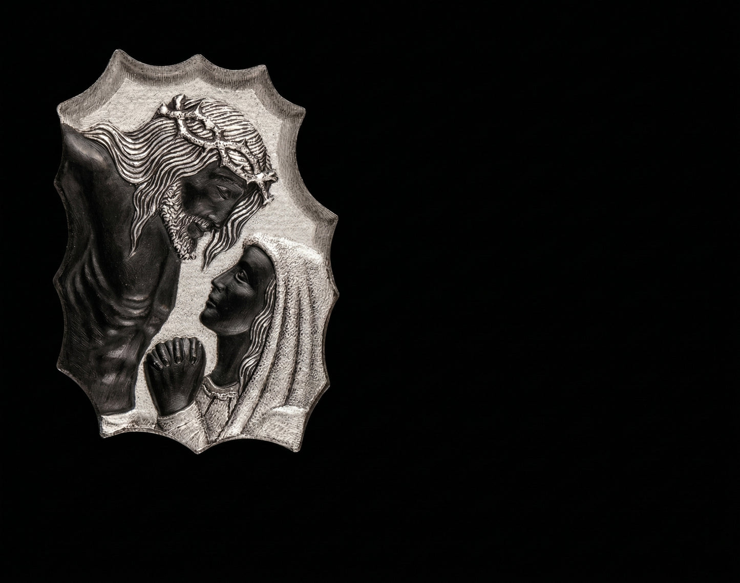 Lápida de nicho en granito negro con detalle de la Piedad tallado. Trabajo artesanal, gran durabilidad y acabado elegante para cementerios.