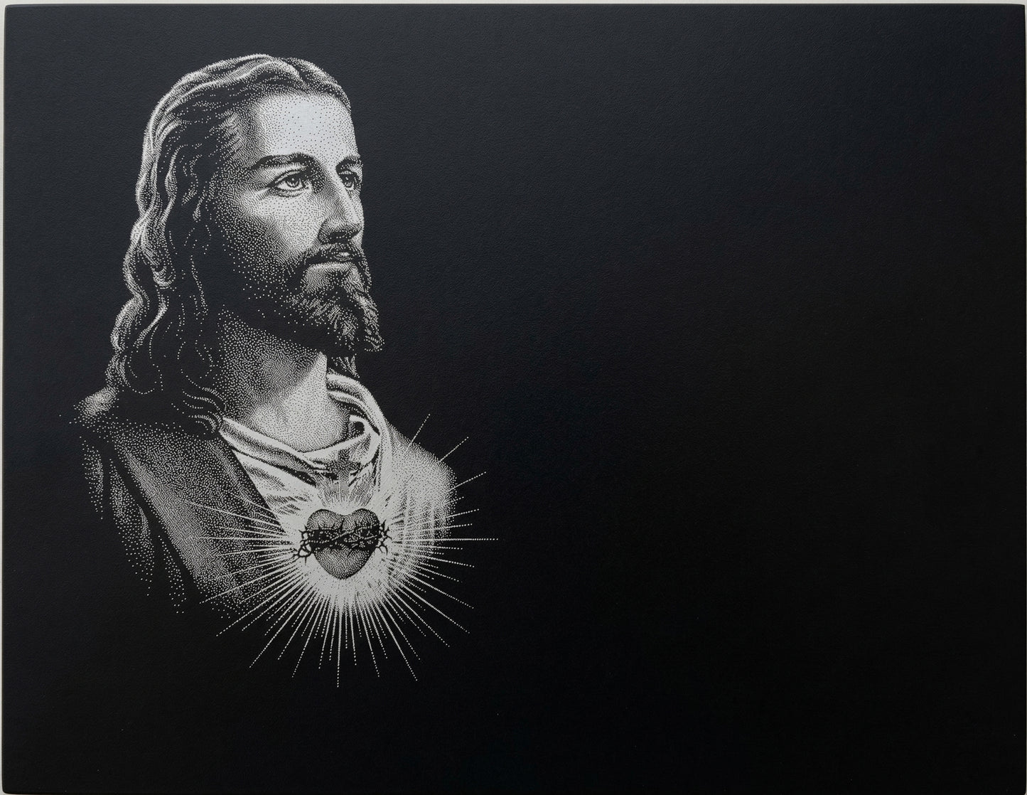 Lápida con imagen del Sagrado Corazón de Jesús sobre fondo negro con efecto grabado láser a color, diseño emotivo y espiritual