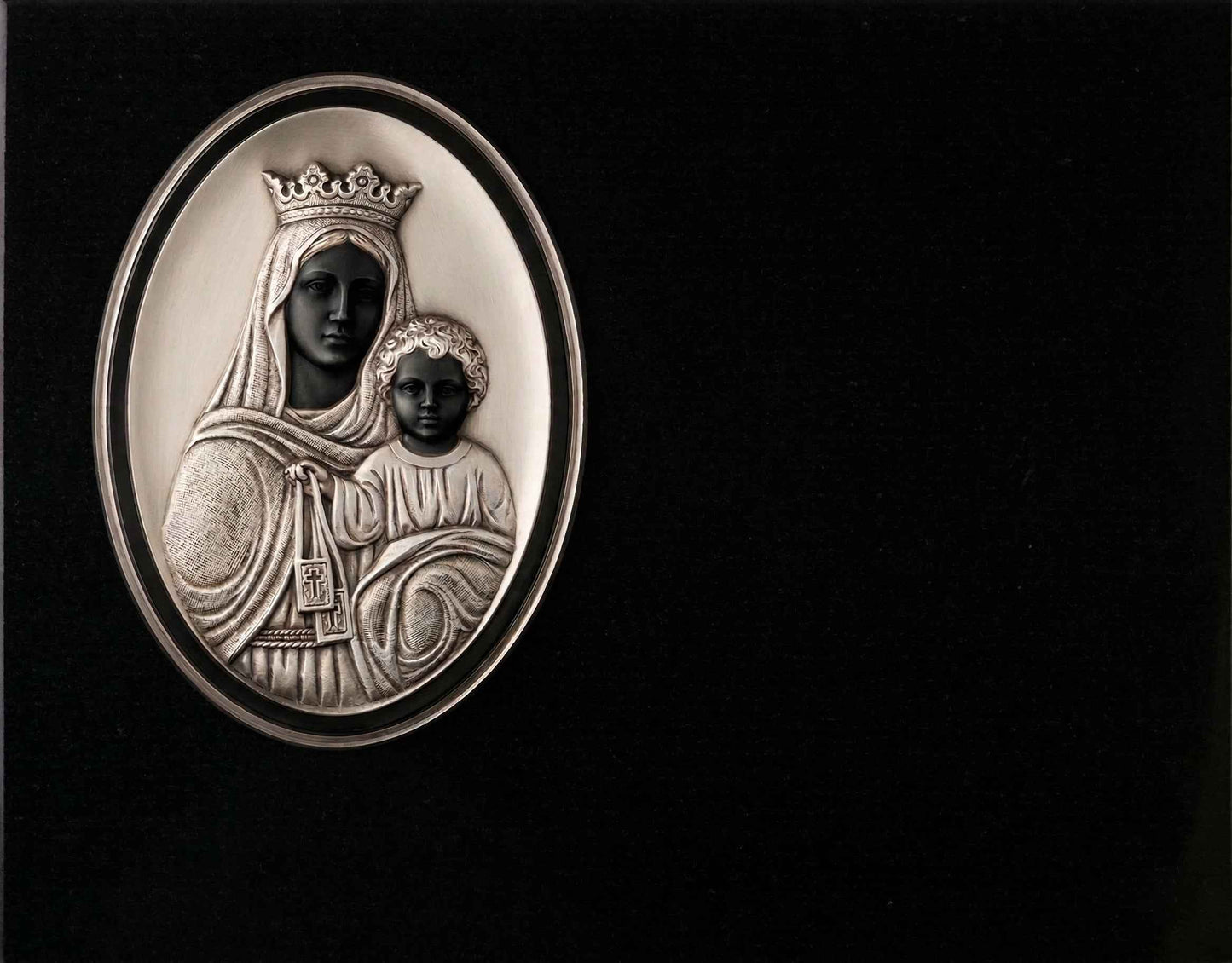 Lápida de Nicho en Granito Negro con Virgen del Carmen Tallada