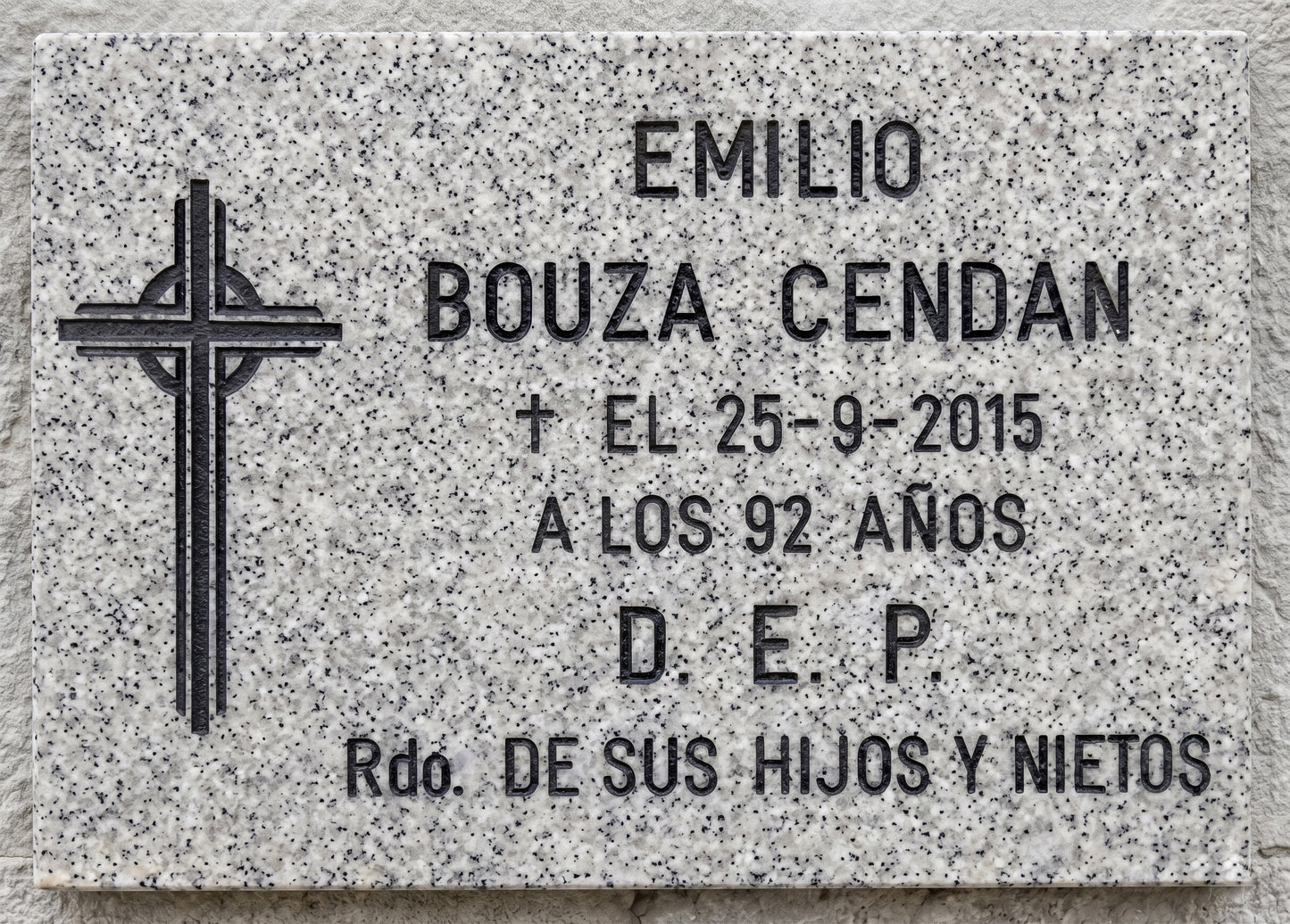 Placas de piedra artificial con un acabado realista de imitación granito gris. Máxima elegancia y resistencia exterior. ¡Personaliza la tuya hoy!