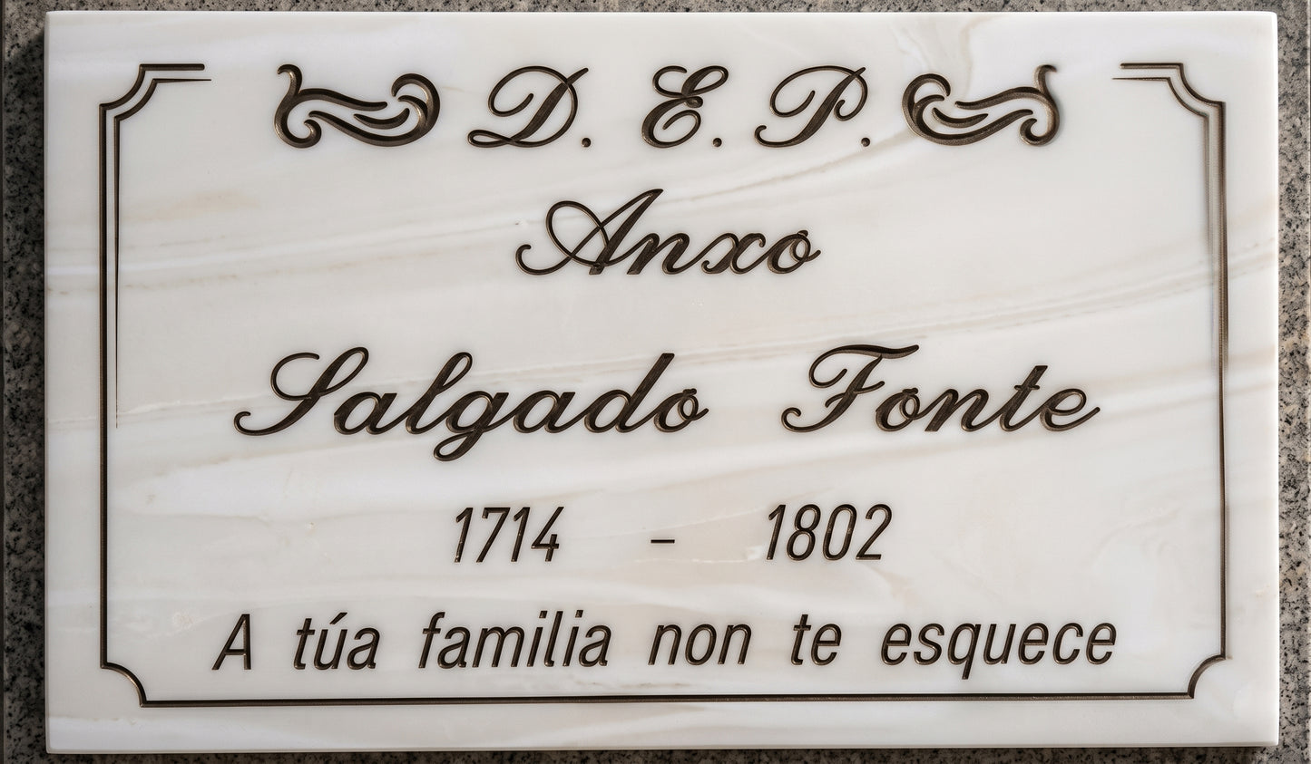 Placas de piedra artificial con un acabado realista de imitación mármol blanco Italia. Máxima elegancia y resistencia exterior. ¡Personaliza la tuya hoy!