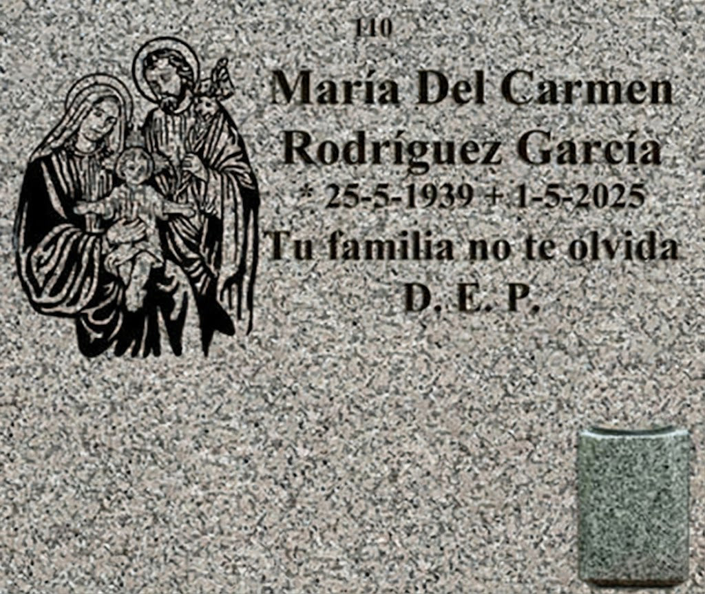 Decoración de Lápida de Nicho con La Sagrada Familia e Inscripción Grabada y jarrón para flores en Madrid