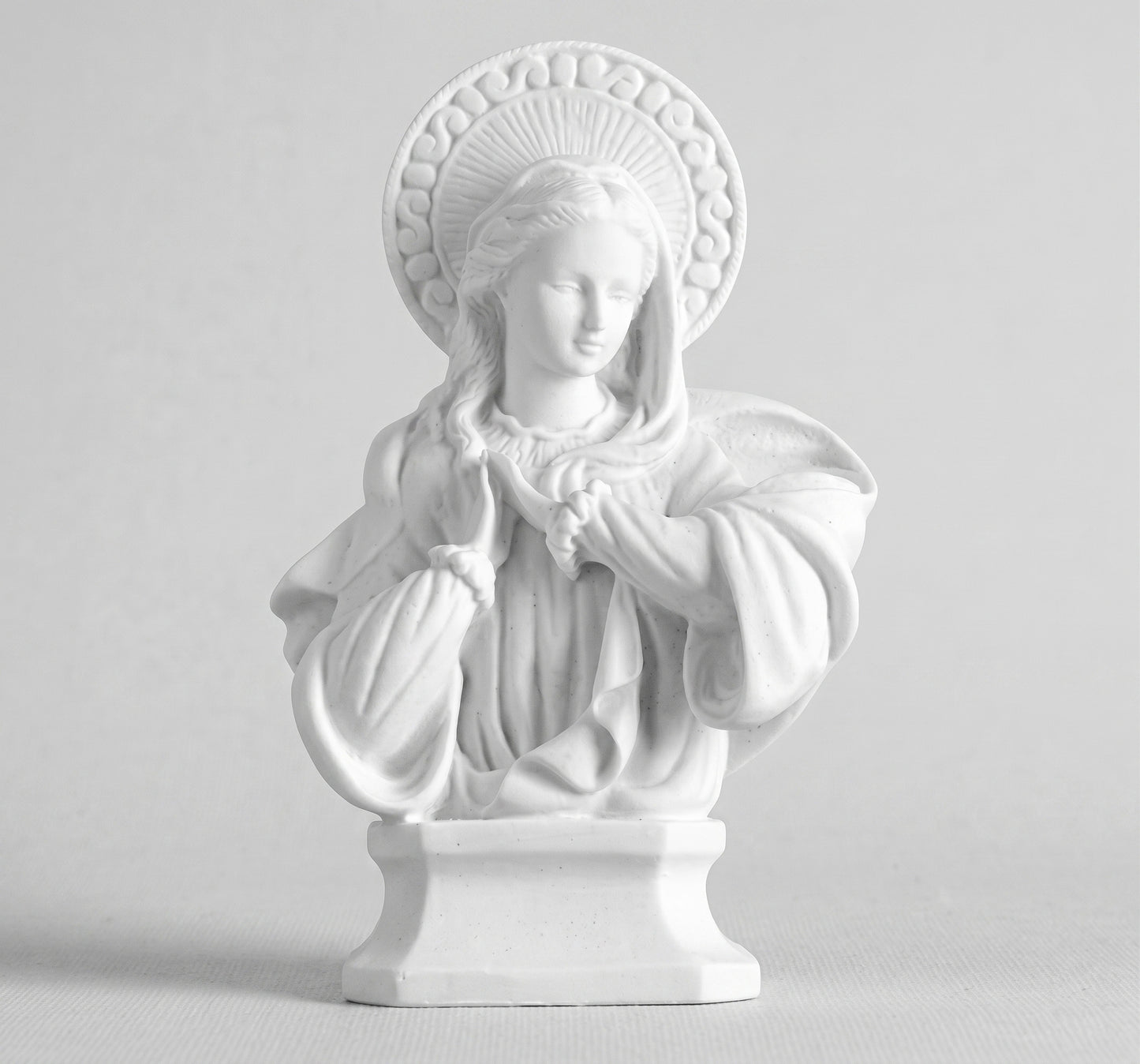 Compra este elegante busto de la Joven Virgen en marmolina de 27 cm. Una pieza artesanal con facciones delicadas y acabados de alta calidad para tu hogar o altar.