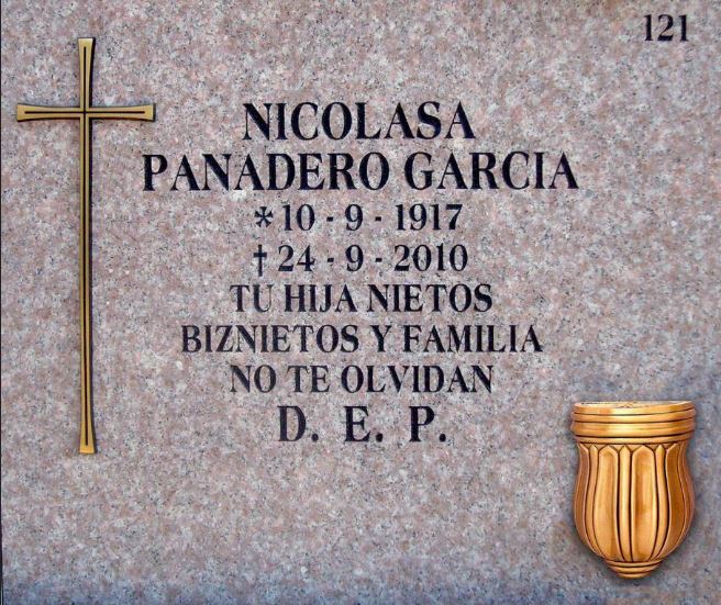 Cruz grabada y búcaro de granito