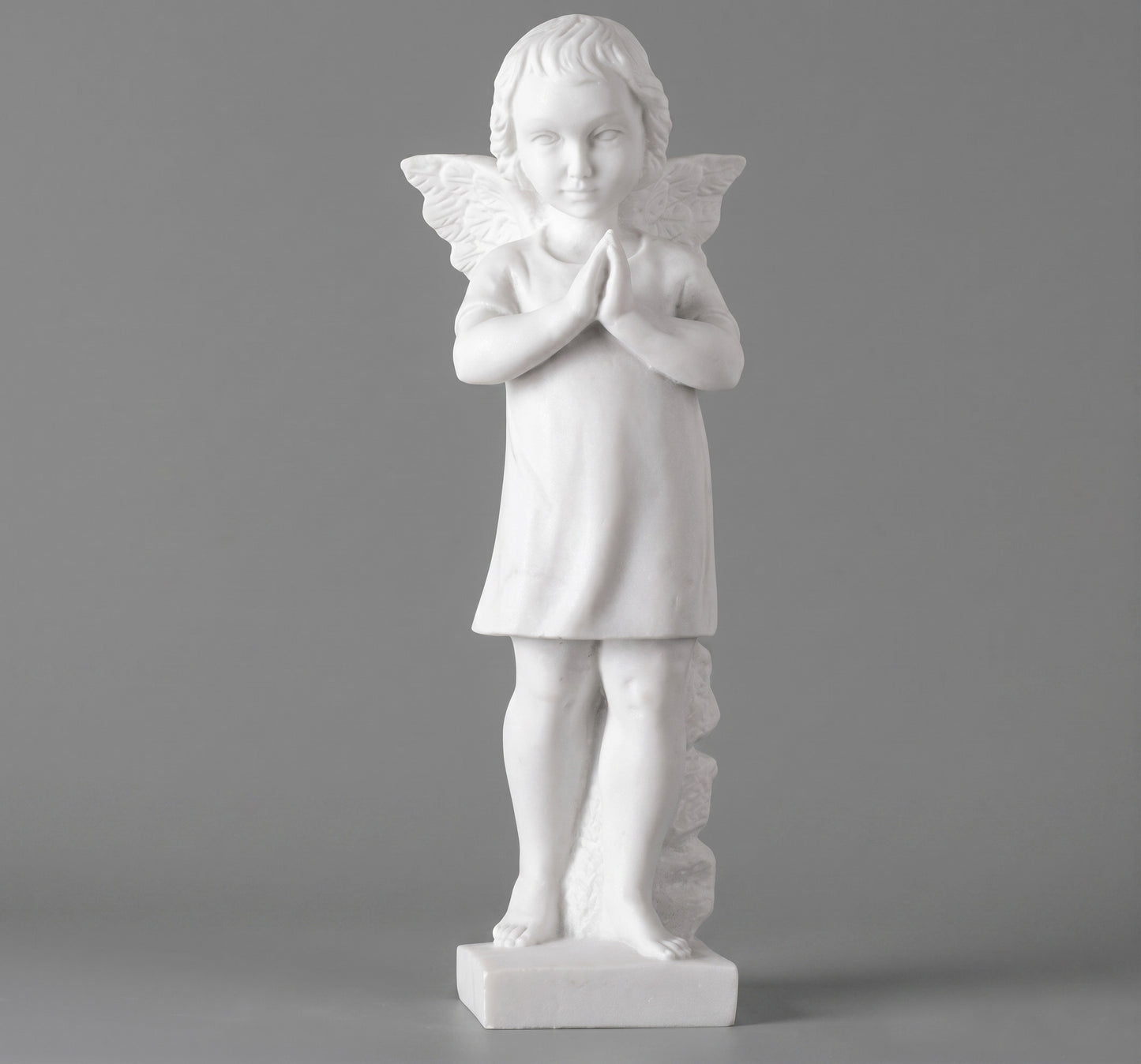 Aporta paz y serenidad con esta escultura de ángel rezando. Fabricada en mármol sintético de 30 cm con acabados finos y alta resistencia. Ideal para decoración de interiores, altares o exteriores. ¡Cómprala hoy!