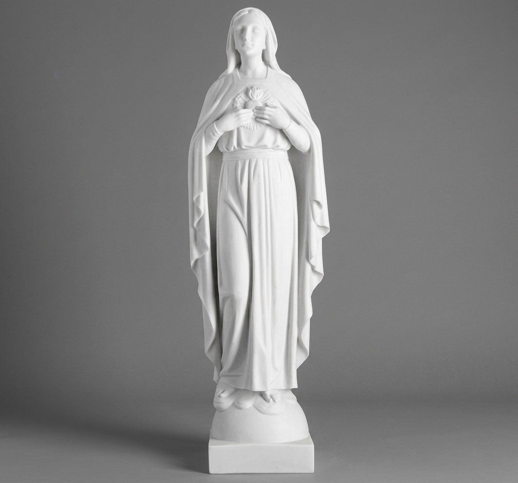 Elegante escultura del Inmaculado Corazón de María de 72 cm. Fabricada con marmolina de alta calidad, esta pieza captura una expresión de ternura y devoción con acabados artesanales superiores. Ideal para hogares, capillas y altares principales.