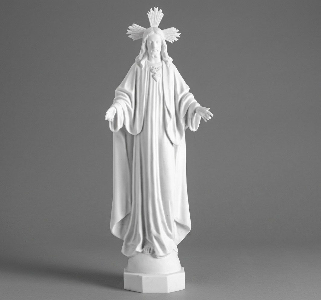Magnífica escultura del Sagrado Corazón de Jesús de 73 cm. Elaborada en marmolina fina, esta pieza destaca por su expresión serena y acabados detallados. Ideal para presidencias, capillas o decoración religiosa de gran formato. Calidad y devoción en una sola pieza.