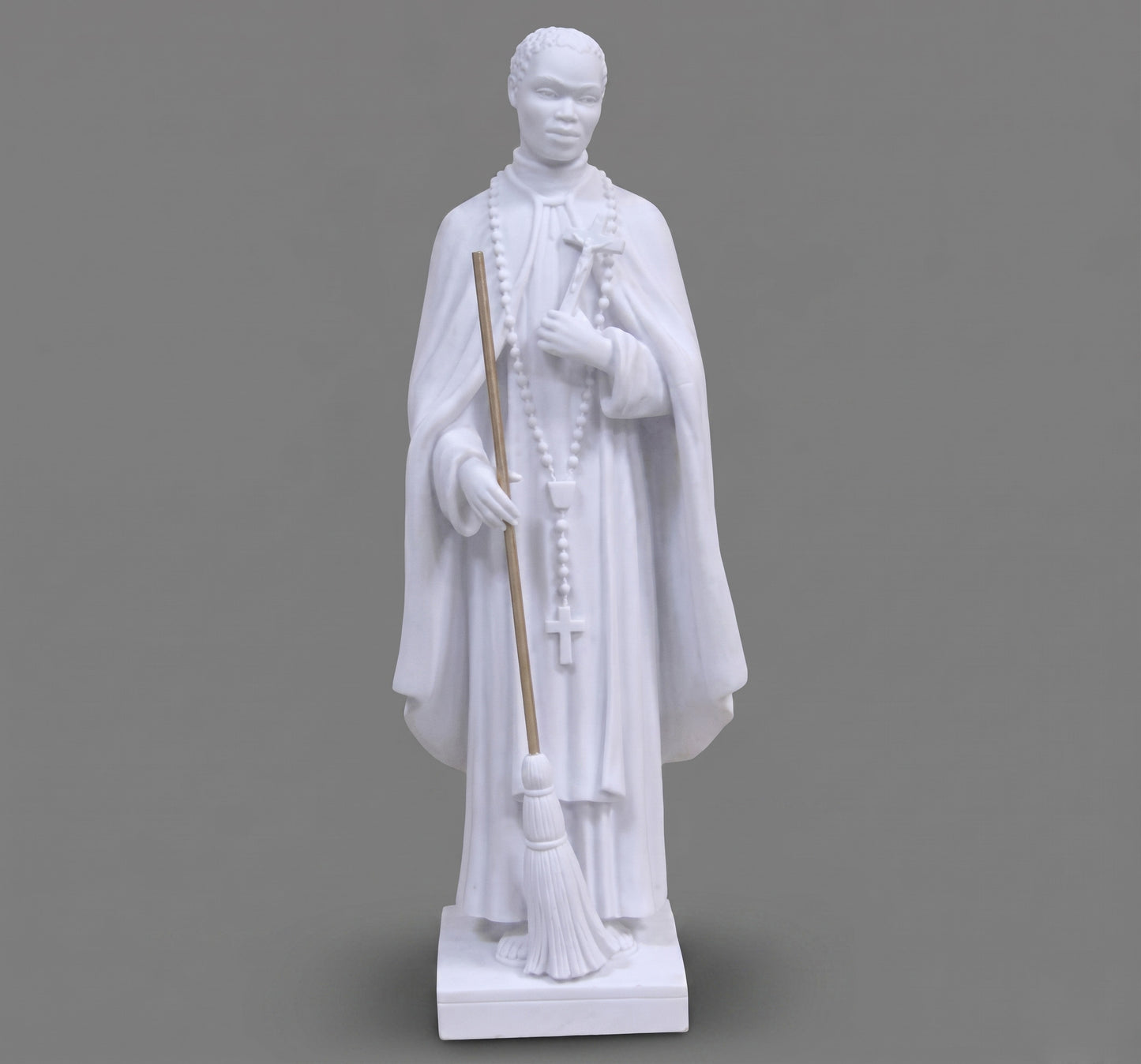 Escultura de San Martín de Porres (60 cm) en mármol sintético de alta calidad. Acabado elegante, resistente y con sistema de fijación a suelo. ¡Compra ahora!