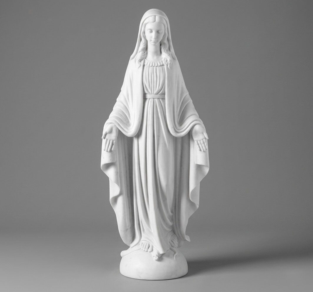 Elegante escultura de la Virgen Inmaculada disponible en 73 cm y 117 cm. Fabricada en marmolina de alta resistencia, ideal para altares, monumentos o cementerios. Acabados detallados de gran calidad espiritual y durabilidad al exterior.