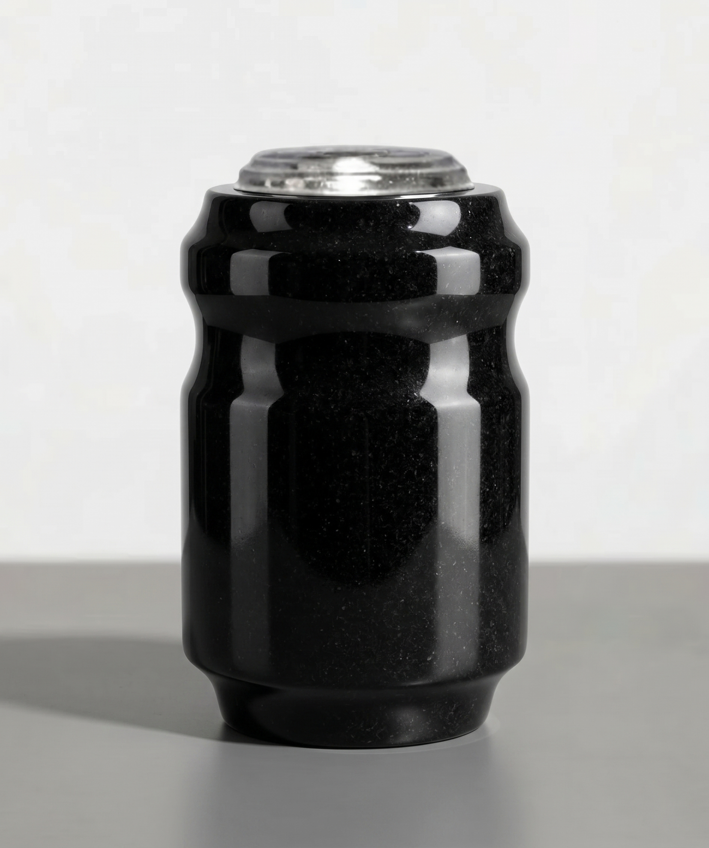 Jarrón de granito de 24 cm con diseño clásico y elegante para sepulturas. Máxima estabilidad, durabilidad y resistencia al clima exterior. ¡Compra el tuyo aquí!