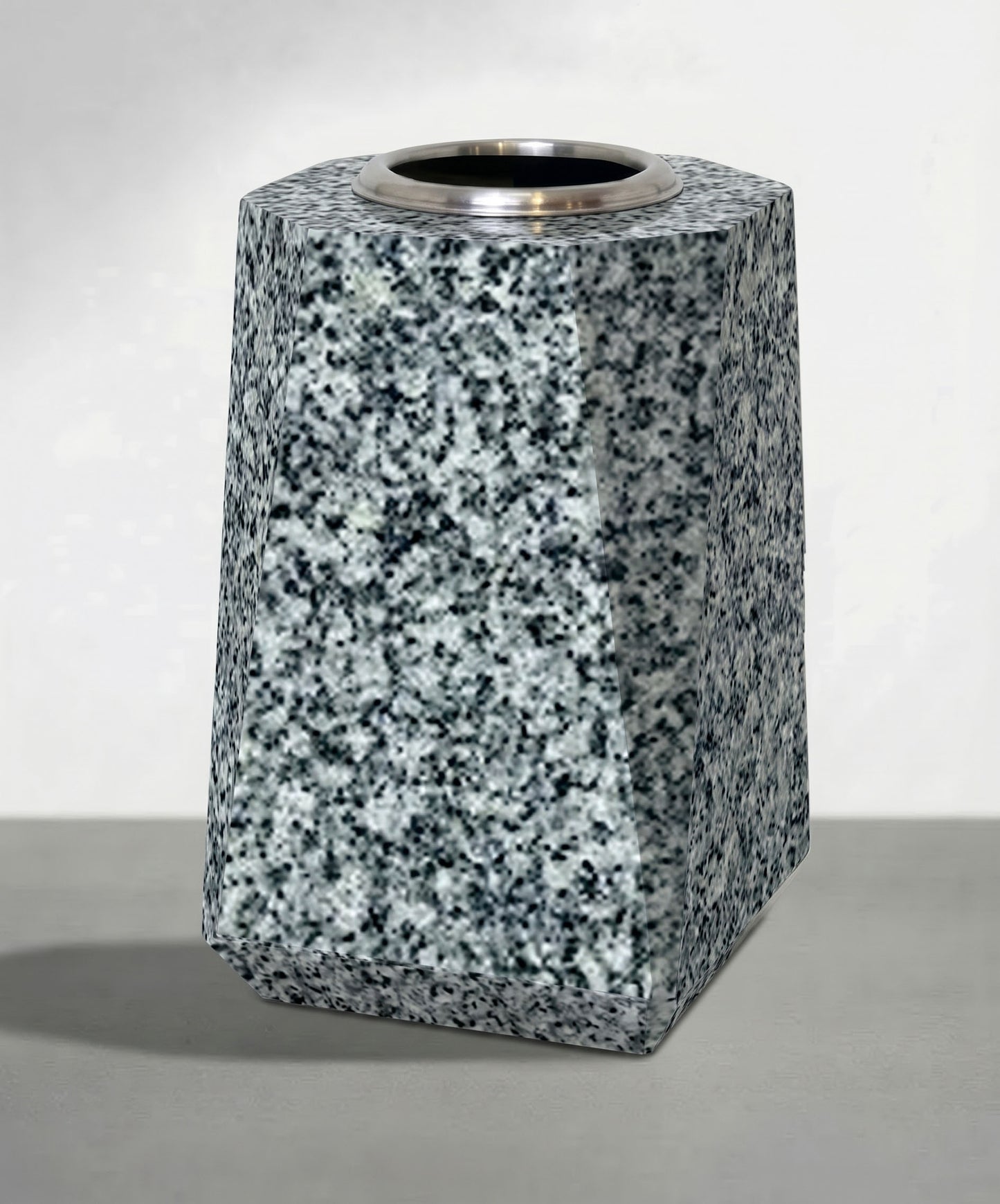 Jarrón de granito con elegantes acabados en chaflán para cementerio. Disponible en tres alturas: 22 cm, 27 cm y 31 cm. Alta resistencia exterior. ¡Elige el tuyo…!