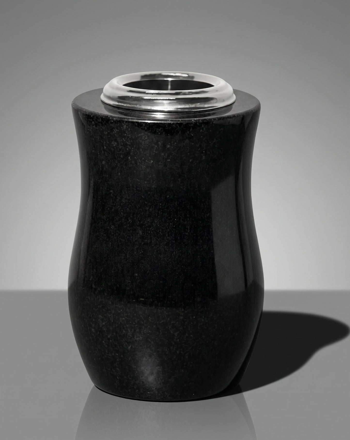 Jarrón de granito torneado de 24 cm para cementerio. Silueta clásica y elegante de alta resistencia a la intemperie. Ideal para lápidas y sepulturas. ¡Compra aquí!