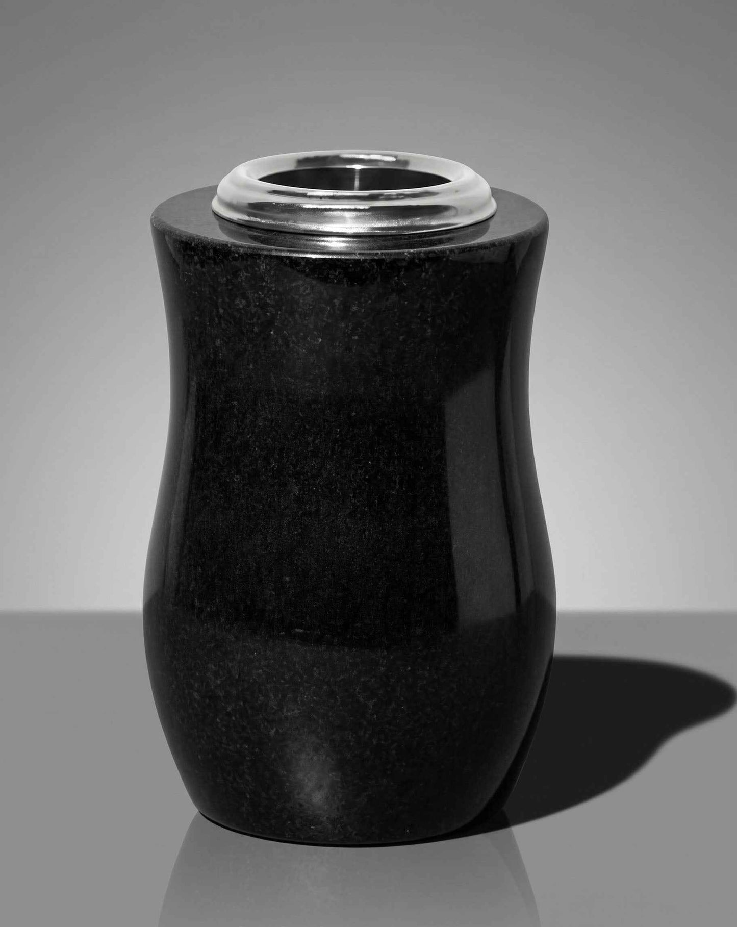 Jarrón Torneado de Granito de 24 cm para Cementerio
