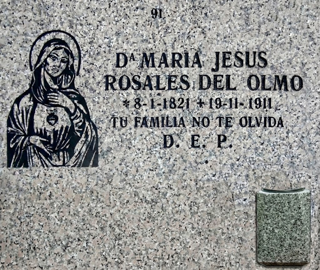 Lápida de nicho con Corazón de María y jarrón, grabado profesional en Madrid. Fabricación, personalización e instalación según normativa del cementerio. Memorial Spain.