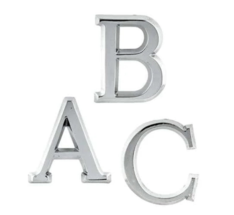 Inscripción en letras romanas de bronce cromadas para sepulturas. Acabado elegante, alta resistencia al exterior y durabilidad garantizada sobre granito y mármol.