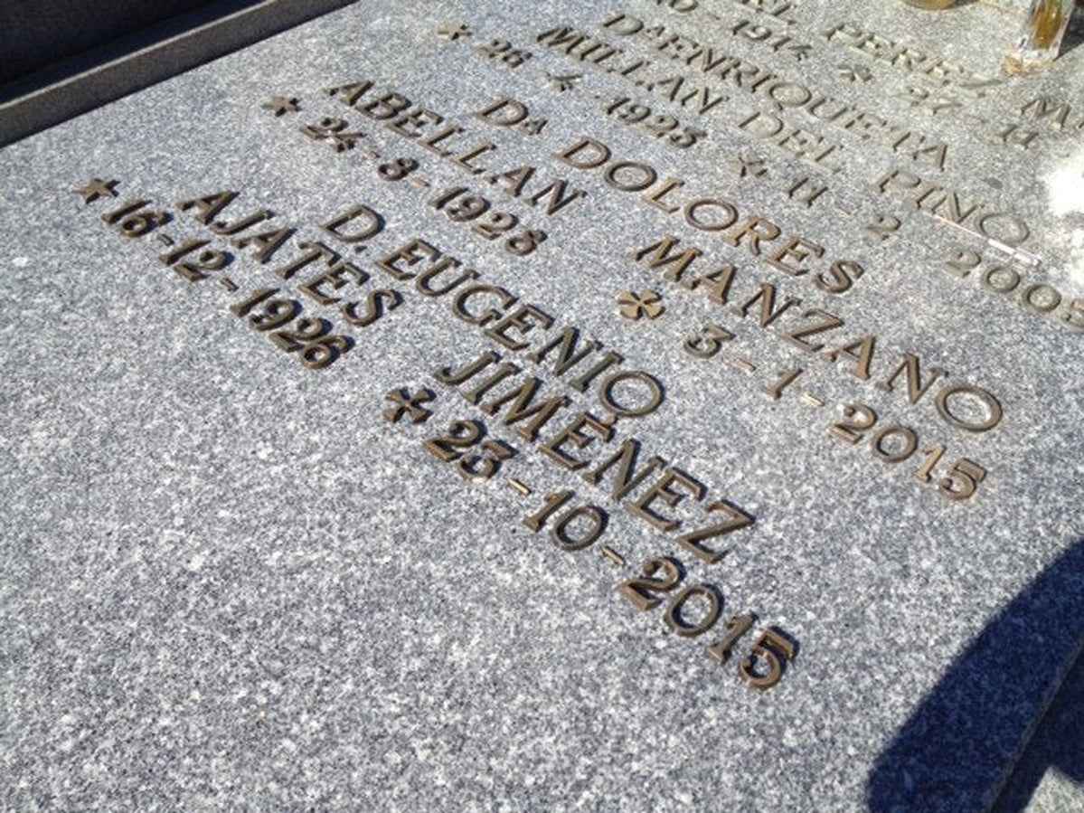 Inscripción en Letras Romanas Bronce Doradas para Sepulturas en Madrid