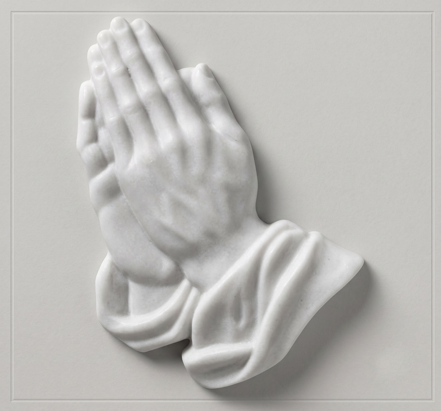 Las manos rezando MR 6901 son una pieza ornamental de gran simbolismo diseñada específicamente para el embellecimiento de lápidas y nichos. Fabricada en mármol sintético de alta calidad, esta pieza combina la estética clásica del mármol con una durabilidad superior, siendo totalmente resistente a la intemperie, los rayos UV y los cambios de temperatura.