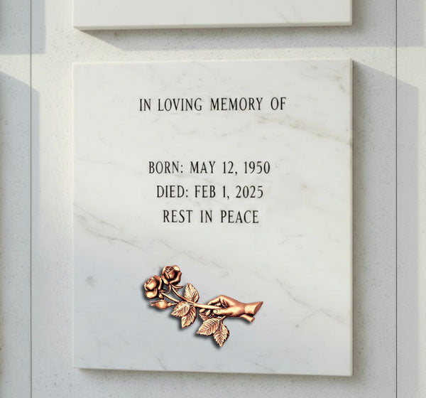 La Mano con Rosas BR 1986 está elaborada en bronce de alta calidad y diseñada especialmente para la decoración de lápidas y monumentos funerarios.
