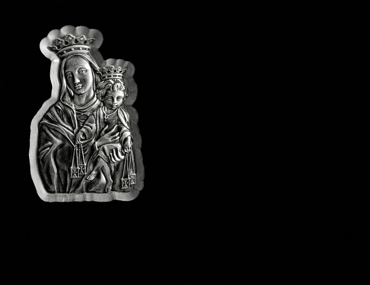 Virgen del Carmen tallada y pintada en plata. Imagen funeraria para lápidas y nichos, con opción de personalización e instalación en Madrid.