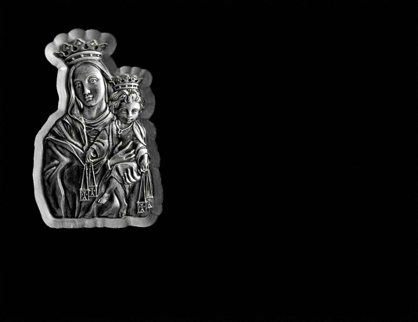 Lápida de Nicho en Granito Negro con Virgen del Carmen Tallada y Pintada en Plata