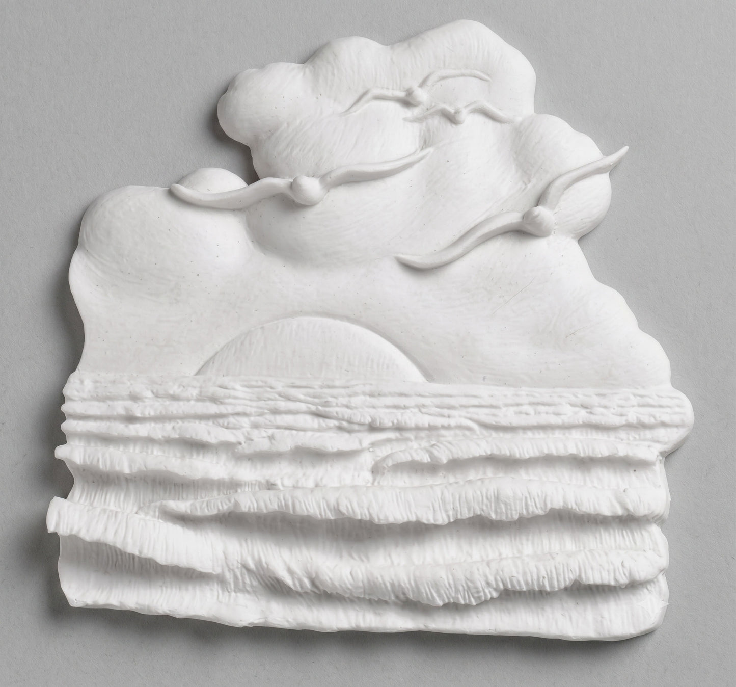 El paisaje marino MR 6987 es una pieza ornamental detallada, diseñada específicamente para el embellecimiento de lápidas y nichos. Fabricada en mármol sintético de alta calidad, esta pieza combina la estética clásica del mármol con una durabilidad superior, siendo totalmente resistente a la intemperie, los rayos UV y los cambios de temperatura.