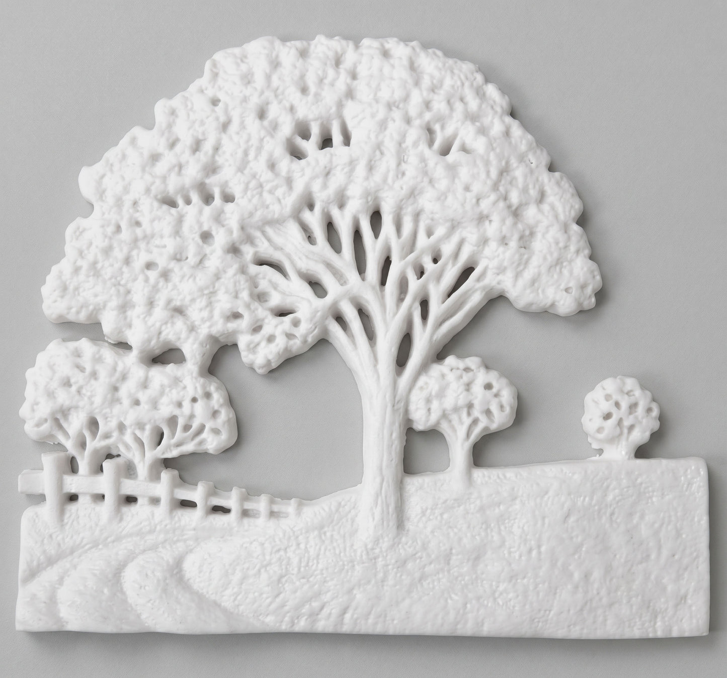 El paisaje campestre MR 6920 es una pieza ornamental de diseño sereno, creada específicamente para el embellecimiento de lápidas y nichos. Fabricada en mármol sintético de alta calidad, esta pieza combina la estética clásica del mármol con una durabilidad superior, siendo totalmente resistente a la intemperie, los rayos UV y los cambios de temperatura.