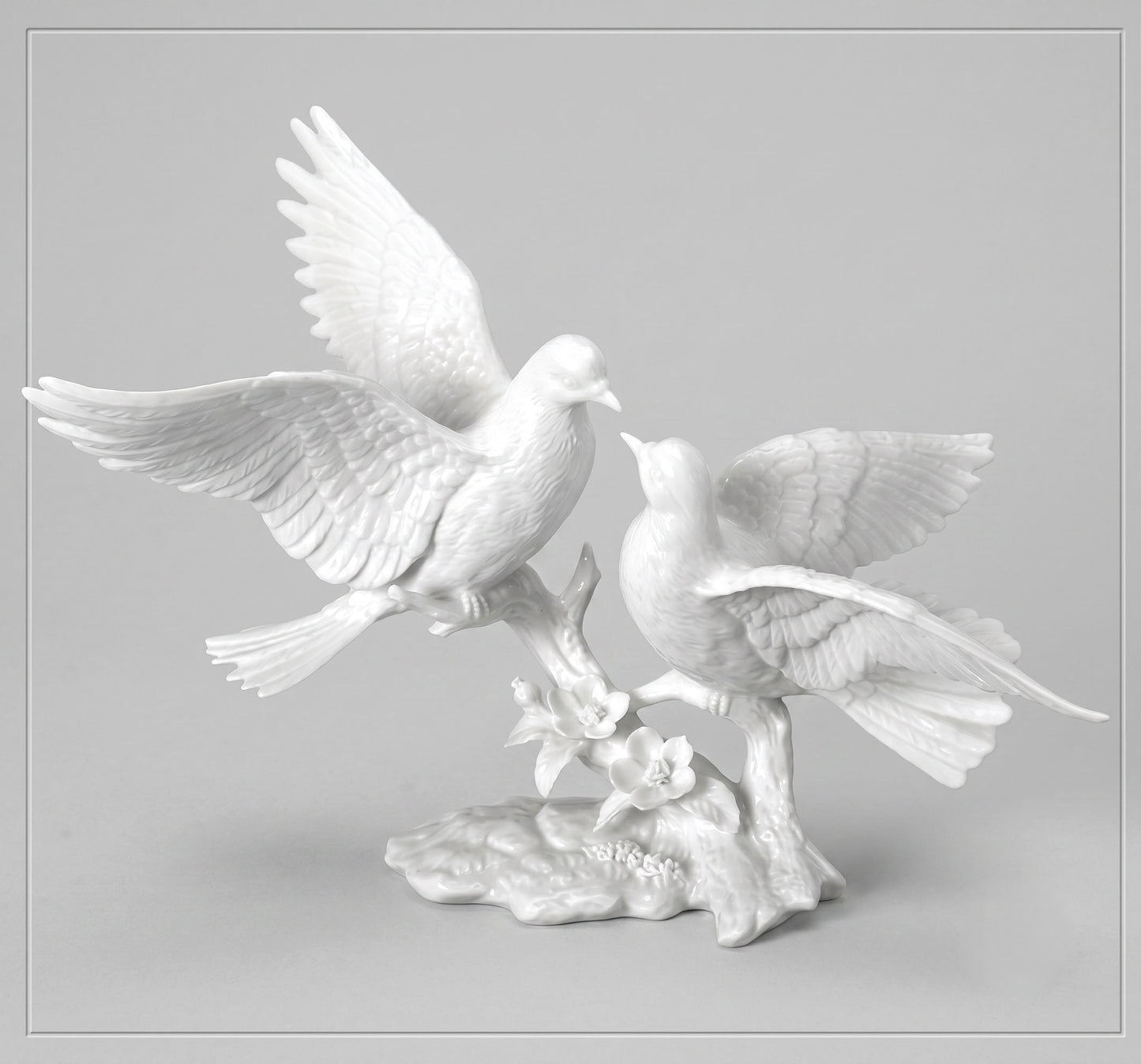 La Pareja de Palomas MR 6500 está elaborada en mármol sintético de alta calidad, diseñada especialmente para la decoración de lápidas y monumentos funerarios.