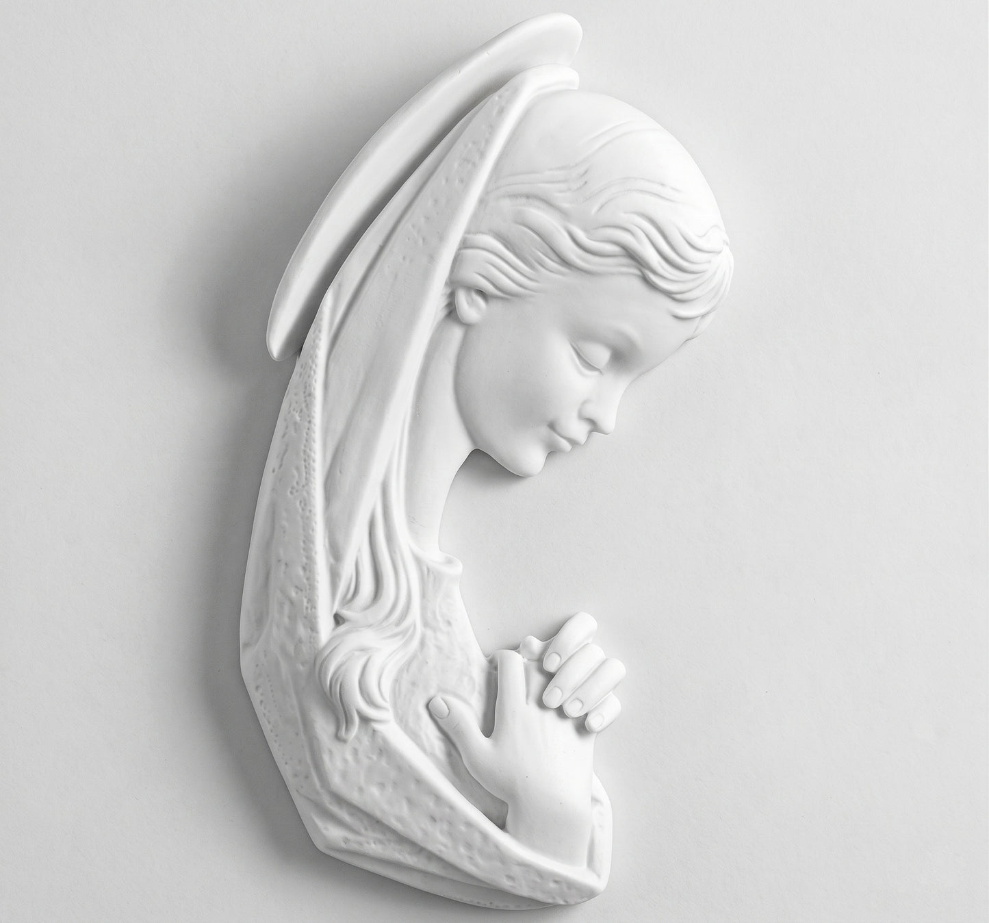 Compra este delicado relieve del perfil de la Virgen Niña en marmolina de 30 cm. Una pieza artesanal tierna y elegante, ideal para regalo o decoración infantil.