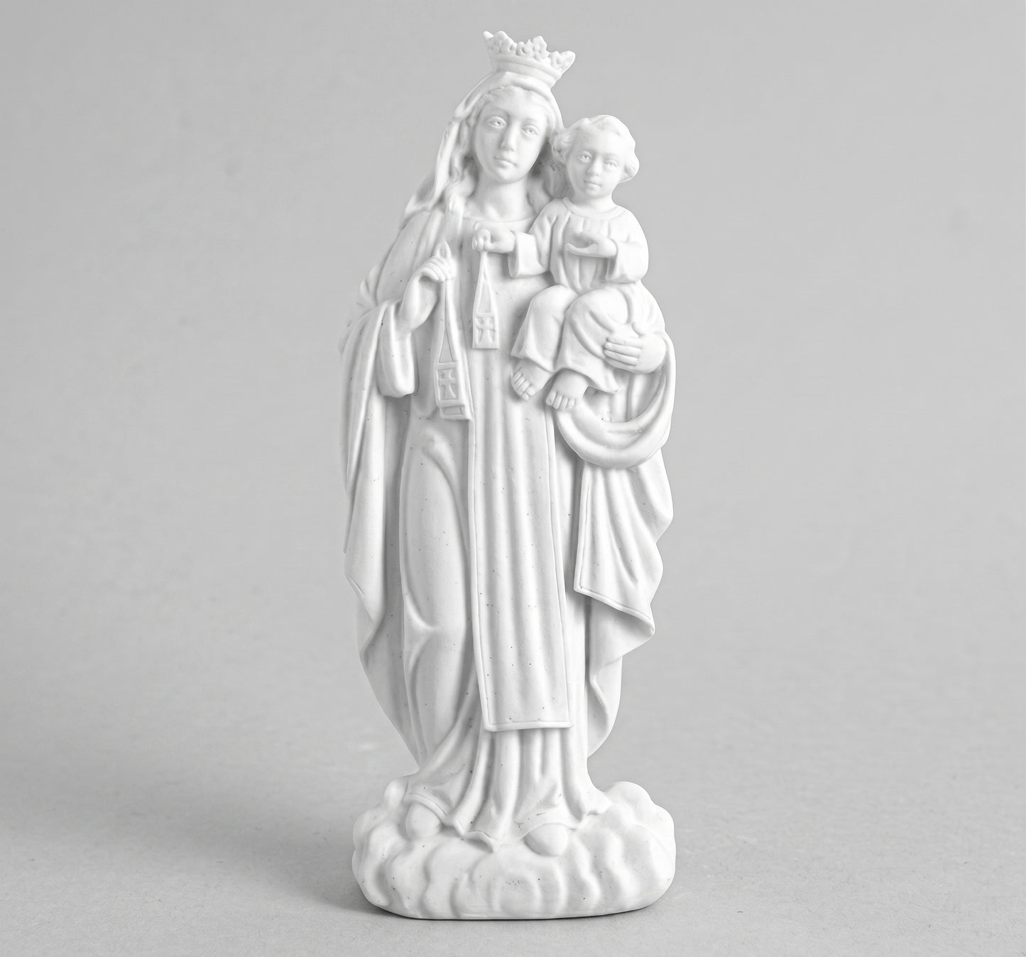 Compra la figura de la Virgen del Carmen de pie en marmolina de 34 cm. Una pieza de gran tamaño con acabados artesanales perfectos para el hogar o altar.