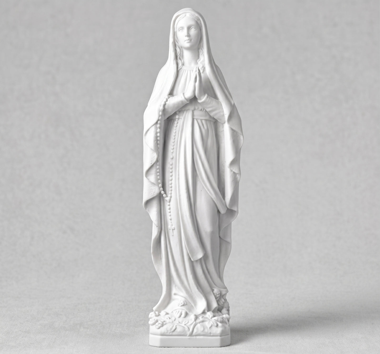 Compra la magnífica figura de la Virgen de Lourdes en marmolina de 51 cm. Escultura plana de gran tamaño y resistencia exterior, ideal para lápidas y panteones.