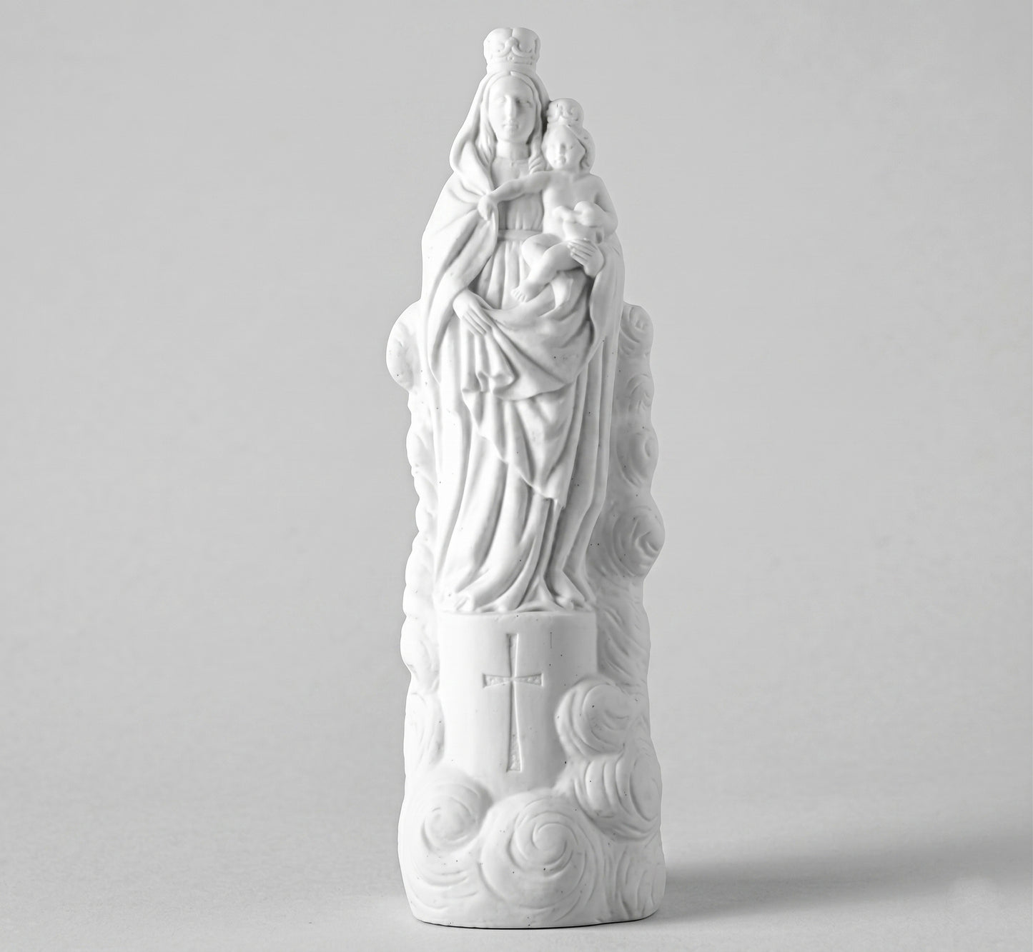 Compra la figura de la Virgen del Pilar recta en marmolina de 29 cm. Una pieza artesanal estilizada y detallada, perfecta para tu altar o el hogar. ¡Pídela ya!