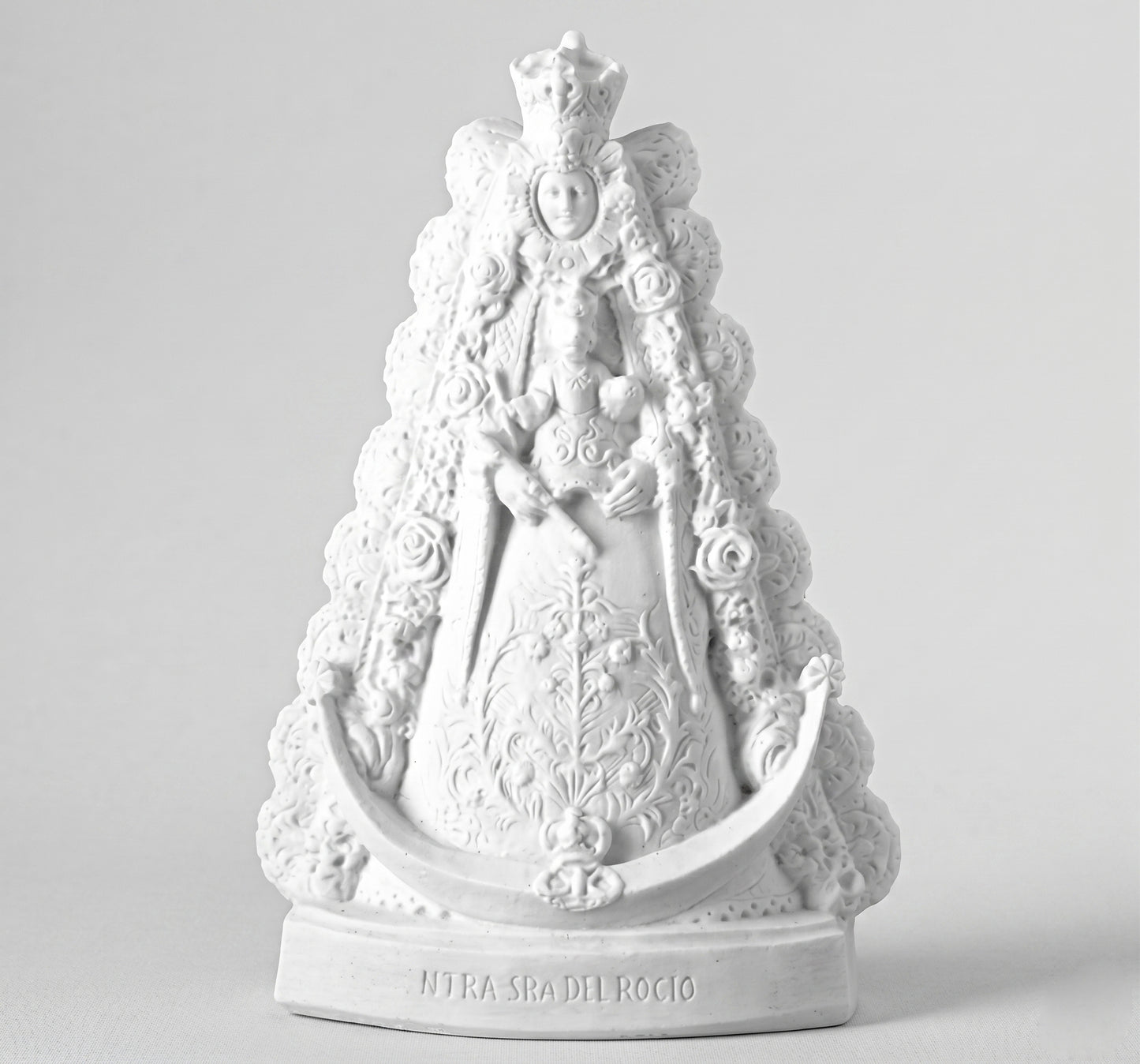 Compra la figura de la Virgen del Rocío en marmolina de 34 cm. Relieve plano de alta resistencia exterior, idóneo para lápidas y nichos. Envío rápido y seguro.