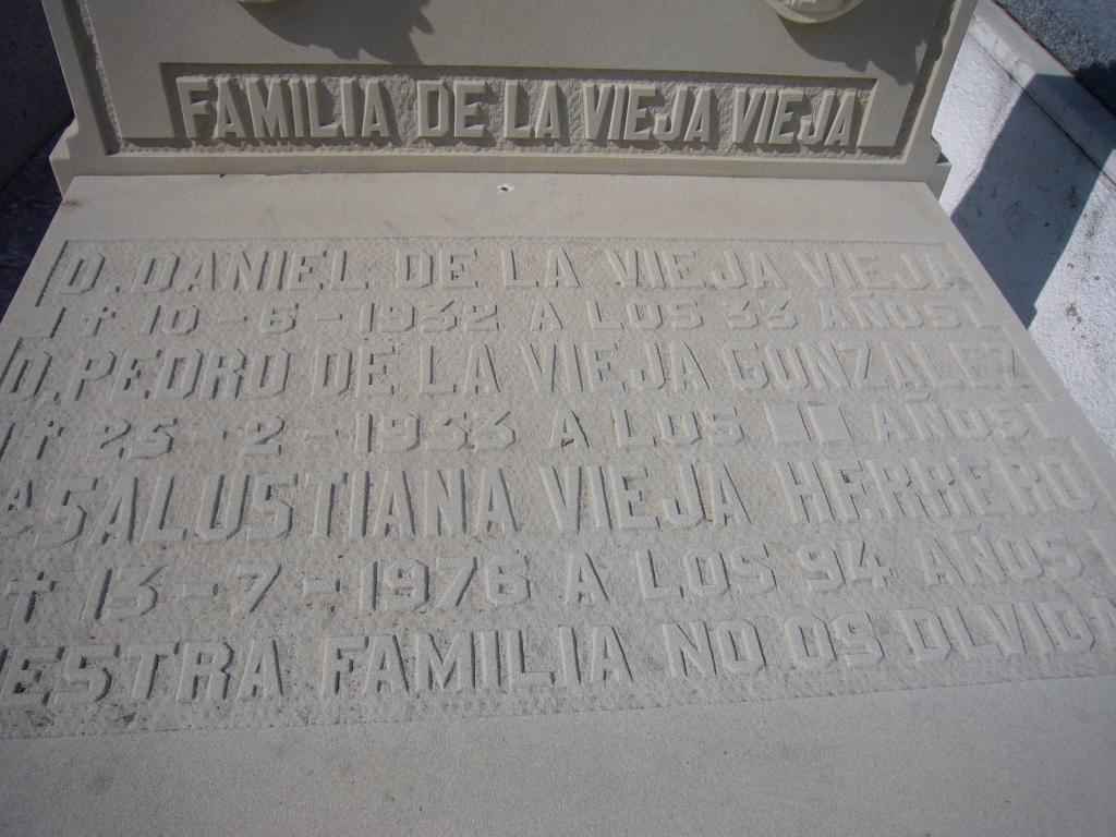 Inscripción Grabada Mano Piedra Novelda para Lápidas en Madrid