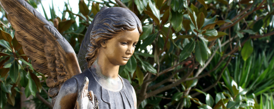 El bronce en el arte funerario: tradición, resistencia y elegancia