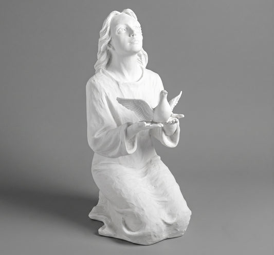 Elegante escultura de joven alzando una paloma (70 cm). Fabricada en mármol sintético de alta resistencia con fijación a suelo. Ref: MR 7478. Ideal para cementerios y jardines