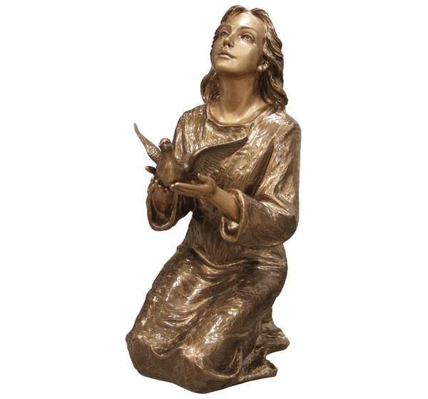 Elegante escultura de joven alzando una paloma (70 cm). Fabricada en mármol sintético de alta resistencia con fijación a suelo. Ref: MR 7478. Ideal para cementerios y jardines