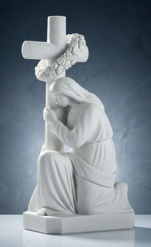 Escultura de Joven Doliente en mármol blanco, tallada artesanalmente. Imagen funeraria clásica para cementerios y panteones. Arte funerario