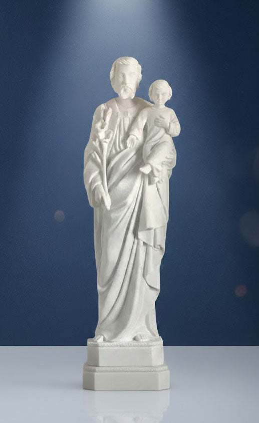 Descubre esta estatua corpórea de San José, una pieza exclusiva tallada artesanalmente en mármol de Carrara, uno de los materiales más valorados del mundo por su pureza, resistencia y belleza atemporal.