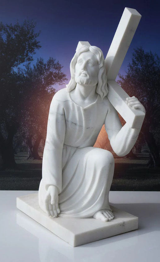 Estatua corpórea del Nazareno en mármol blanco Macael, tallada artesanalmente. Escultura religiosa de alta calidad para cementerios y panteones.