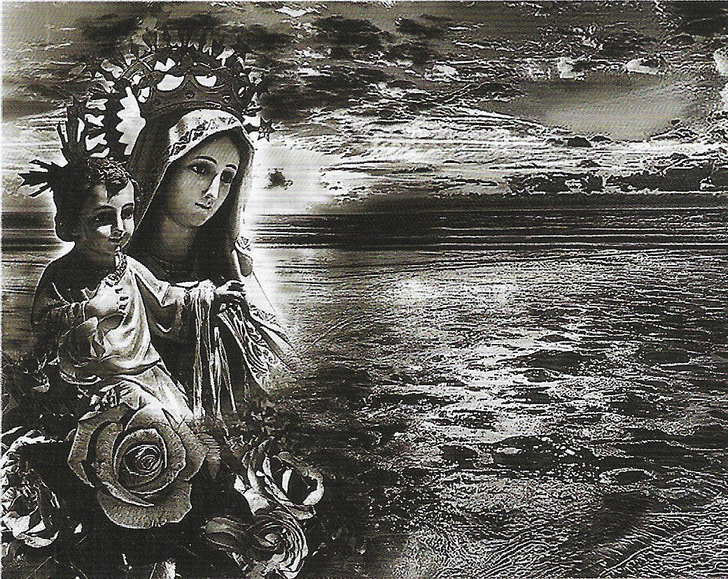 "Lápida de granito con grabación completa de la Virgen del Carmen. Detalle HD en manto y escapulario con tecnología láser. 50 años de garantía. ¡Consulte presupuesto!"