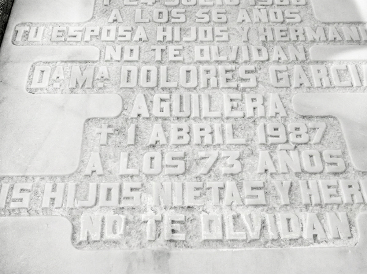 Inscripción Grabada a Mano en Sepultura de Mármol / Artesanía Tradicional