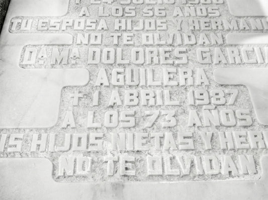 Inscripción Grabada a Mano en Sepultura de Mármol / Artesanía Tradicional